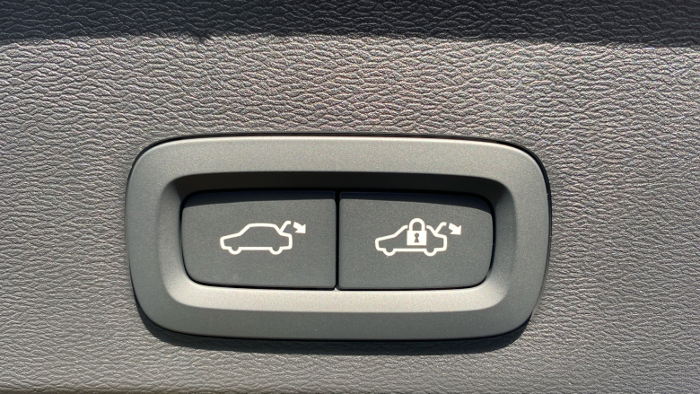 Volvo XC40 2.0 B3P Plus Black Edition 5dr Auto Petrol Estate